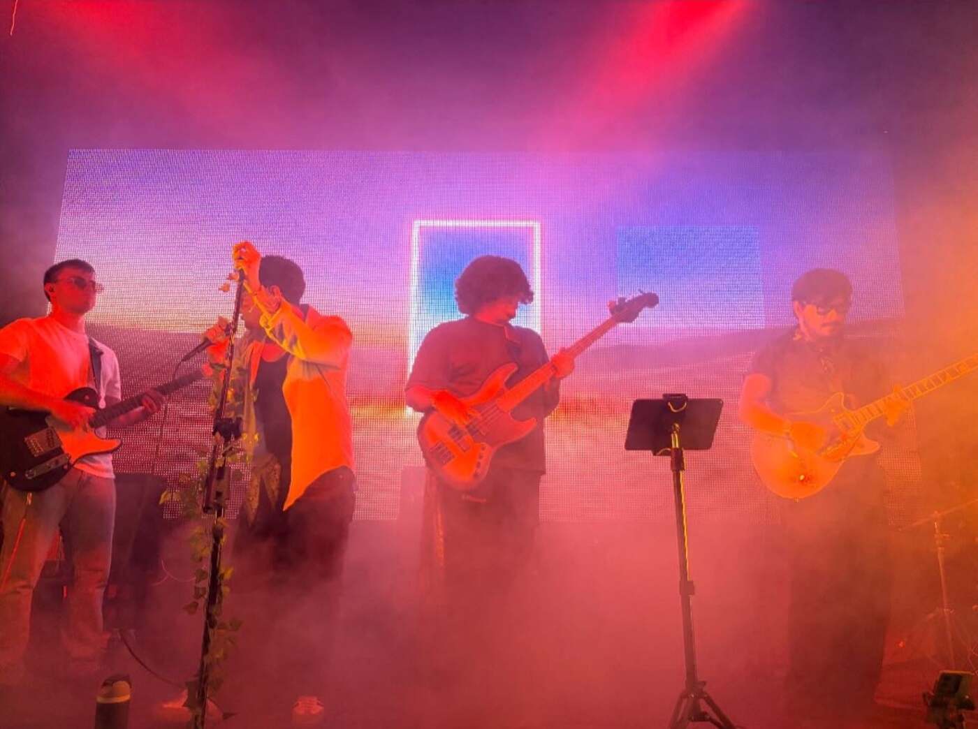 La banda en vivo entre luces y humo
